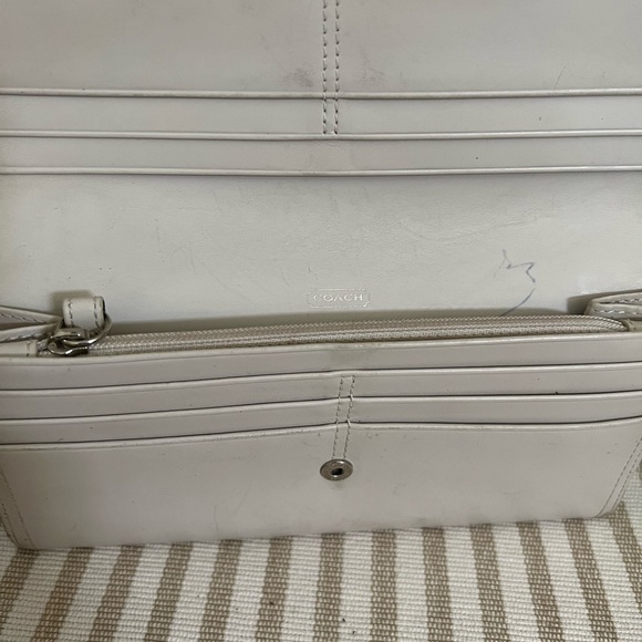 Authentic Coach slim wallet in good preowned condition. - Picture 7 of 9